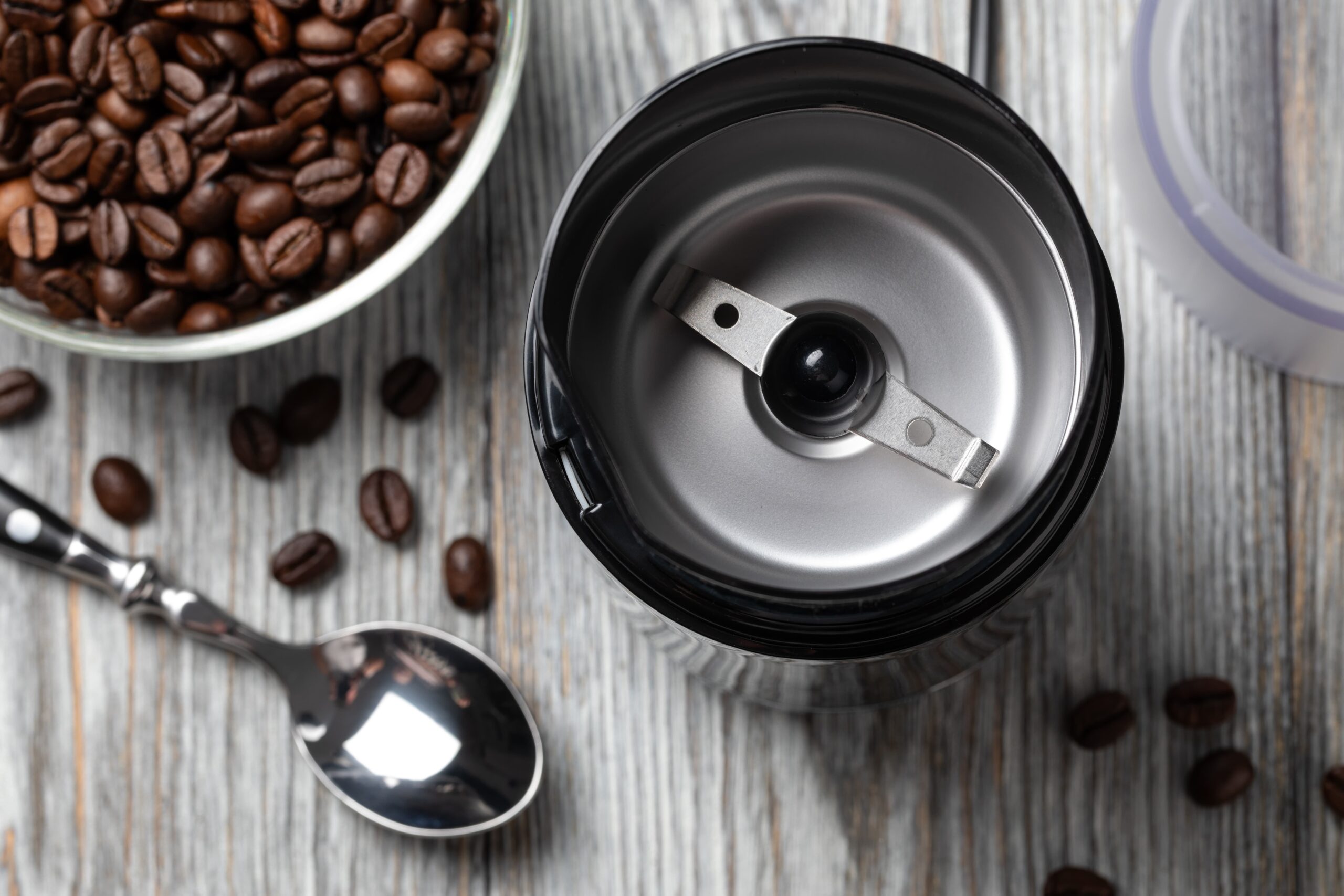 smak kawy, a mielenie kawy - ziarna kawy, młynek do kawy